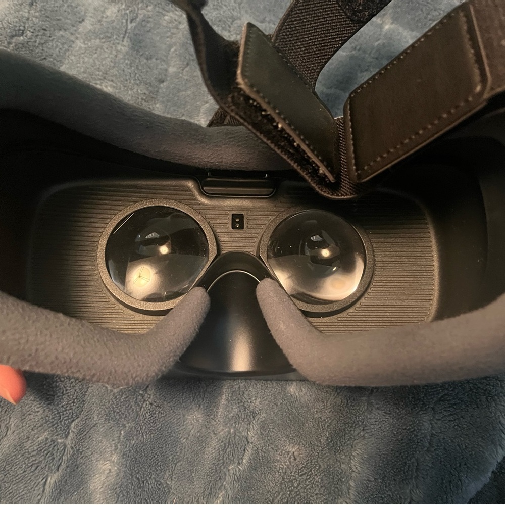 Samsung Black Standalone VR Headset with Dual Lens Display